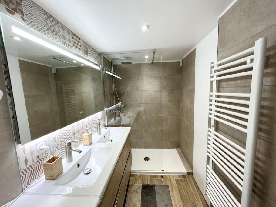 Duplex Centre Ville - 50M De La Plage - Clim - Garage - Netflix 르그로뒤후아 외부 사진